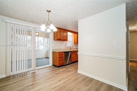 Снять в аренду виллу или дом в Лодерхилл, Флорида 2 спальни, 120.77м2, № 2004674 - фото 9