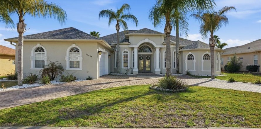 House in Spring Hill, Florida 4 bedrooms, 295.71 sq.m. № 2211763