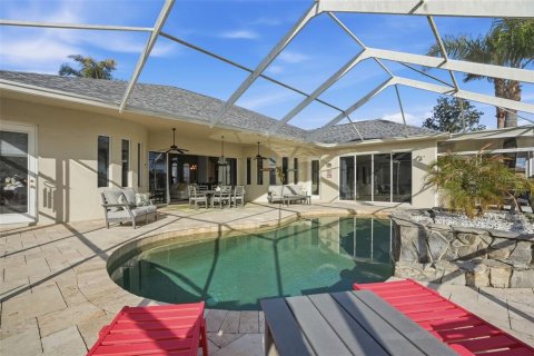 House in Spring Hill, Florida 4 bedrooms, 295.71 sq.m. № 2211763 - photo 8