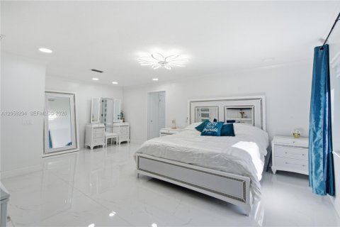 House in Lutz, Florida 5 bedrooms, 408.86 sq.m. № 2177589 - photo 15