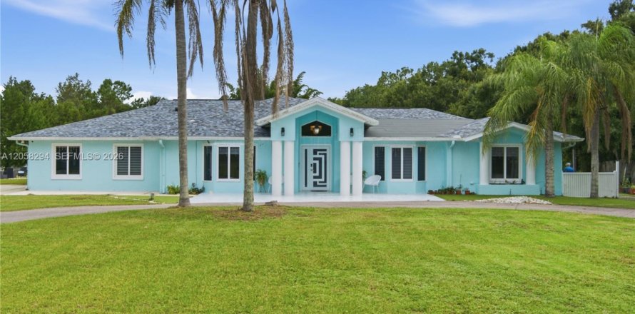 House in Lutz, Florida 5 bedrooms, 408.86 sq.m. № 2177589