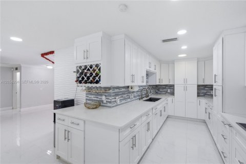 House in Lutz, Florida 5 bedrooms, 408.86 sq.m. № 2177589 - photo 8