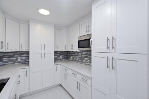 House in Lutz, Florida 5 bedrooms, 408.86 sq.m. № 2177589 - photo 9