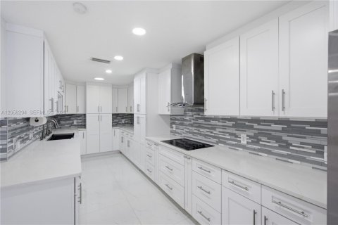 House in Lutz, Florida 5 bedrooms, 408.86 sq.m. № 2177589 - photo 10