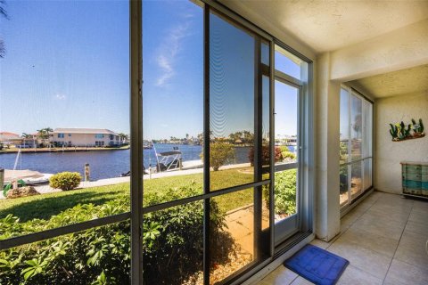 Condo in Cape Coral, Florida, 2 bedrooms  № 1717736 - photo 24