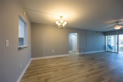 Condo in Cape Coral, Florida, 2 bedrooms  № 1717736 - photo 10