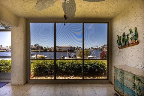 Condo in Cape Coral, Florida, 2 bedrooms  № 1717736 - photo 27
