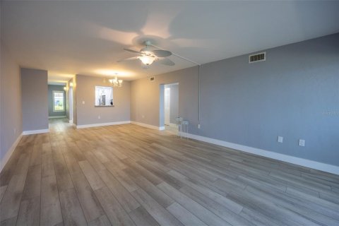 Condo in Cape Coral, Florida, 2 bedrooms  № 1717736 - photo 13