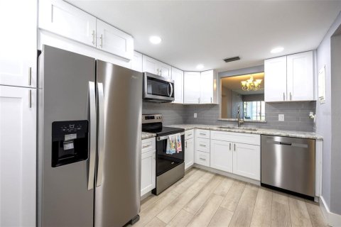 Condo in Cape Coral, Florida, 2 bedrooms  № 1717736 - photo 6