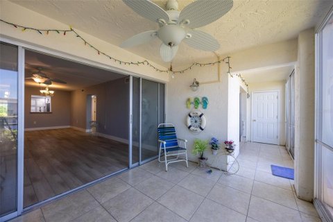 Condo in Cape Coral, Florida, 2 bedrooms  № 1717736 - photo 25