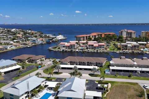 Condo in Cape Coral, Florida, 2 bedrooms  № 1717736 - photo 3
