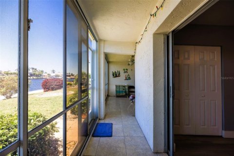 Condo in Cape Coral, Florida, 2 bedrooms  № 1717736 - photo 22