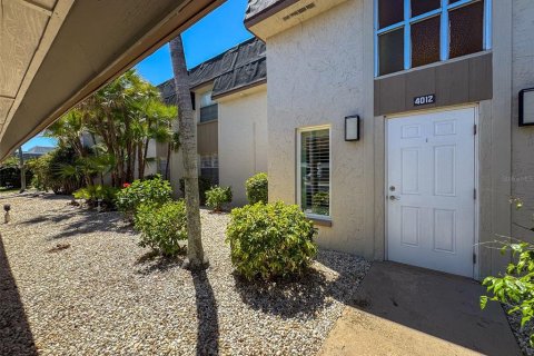 Condo in Cape Coral, Florida, 2 bedrooms  № 1717736 - photo 2