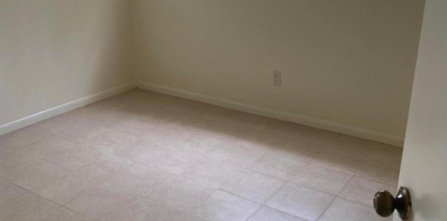Immobilier commercial à Palm Springs, Floride 3 chambres, 156.26 m2 № 1177009