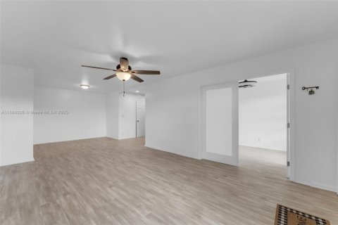 Apartment in Miami, Florida 3 bedrooms, 88.44 sq.m. № 1952621 - photo 2