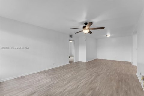 Apartment in Miami, Florida 3 bedrooms, 88.44 sq.m. № 1952621 - photo 1