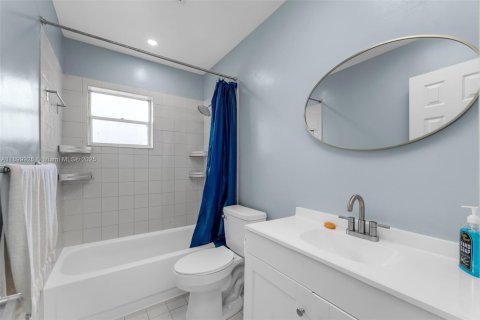 Apartment in Miami, Florida 3 bedrooms, 88.44 sq.m. № 1952621 - photo 11