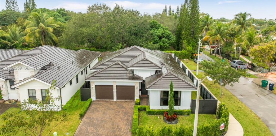 Дом в Майами, Флорида 4 спальни, 177.44м2 № 2006613