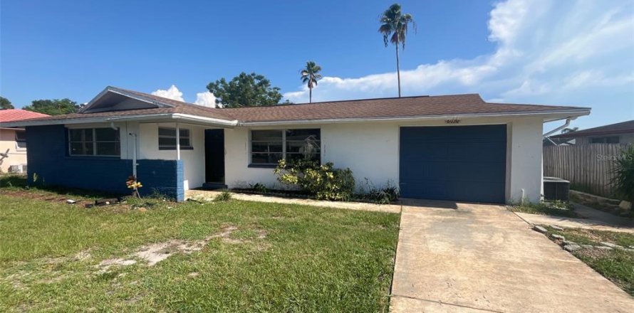 House in Port Richey, Florida 3 bedrooms, 117.61 sq.m. № 1856530