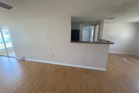 House in Port Richey, Florida 3 bedrooms, 117.61 sq.m. № 1856530 - photo 6