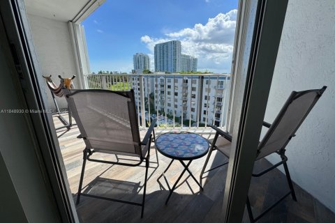 Condo in Miami, Florida, 2 bedrooms  № 1850721 - photo 25