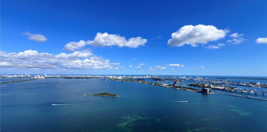 Кондоминиум с 4 спальнями в Майами, Флорида № 1949844