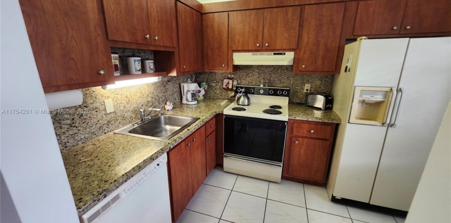 Condo in Lauderdale Lakes, Florida, 2 bedrooms  № 1692148