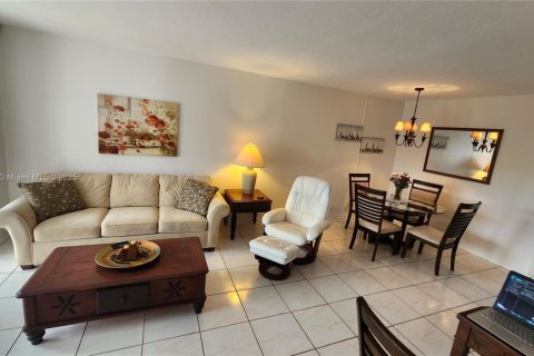 Condo in Lauderdale Lakes, Florida, 2 bedrooms  № 1692148 - photo 4