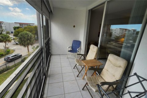 Condo in Lauderdale Lakes, Florida, 2 bedrooms  № 1692148 - photo 9