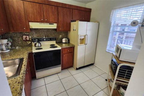Condo in Lauderdale Lakes, Florida, 2 bedrooms  № 1692148 - photo 2