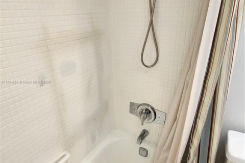 Condo in Lauderdale Lakes, Florida, 2 bedrooms  № 1692148 - photo 21