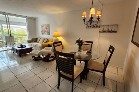 Condo in Lauderdale Lakes, Florida, 2 bedrooms  № 1692148 - photo 3