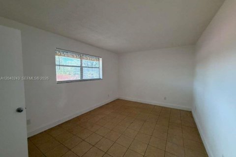 House in North Miami, Florida 1 bedroom, 65.03 sq.m. № 2086451 - photo 3