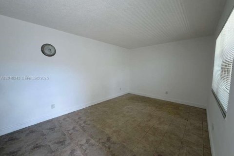 House in North Miami, Florida 1 bedroom, 65.03 sq.m. № 2086451 - photo 2