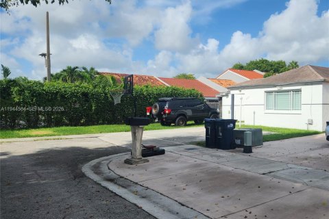 Villa ou maison à vendre à Miami, Floride: 3 chambres, 151.52 m2 № 2060086 - photo 2