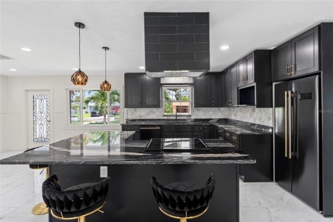 House in Saint Petersburg, Florida 3 bedrooms, 205.31 sq.m. № 1894639 - photo 9