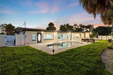 House in Saint Petersburg, Florida 3 bedrooms, 205.31 sq.m. № 1894639 - photo 2