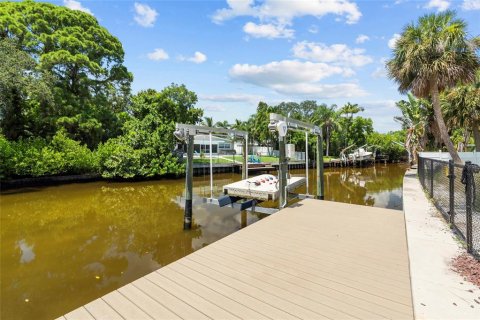 House in Saint Petersburg, Florida 3 bedrooms, 205.31 sq.m. № 1894639 - photo 5