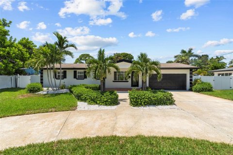 House in Saint Petersburg, Florida 3 bedrooms, 205.31 sq.m. № 1894639 - photo 1