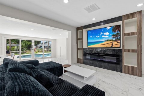 House in Saint Petersburg, Florida 3 bedrooms, 205.31 sq.m. № 1894639 - photo 13