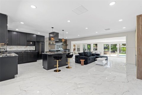 House in Saint Petersburg, Florida 3 bedrooms, 205.31 sq.m. № 1894639 - photo 6