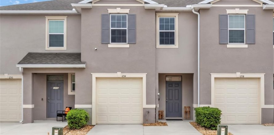 Touwnhouse à Howey-in-the-Hills, Floride 3 chambres, 154.22 m2 № 2419104