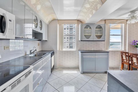 Condominio en venta en Sunny Isles Beach, Florida, 2 dormitorios, 166.2 m2 № 1922222 - foto 16