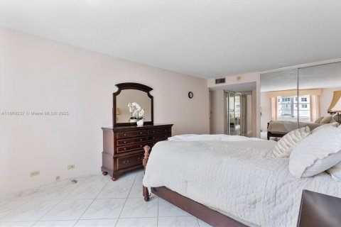 Condominio en venta en Sunny Isles Beach, Florida, 2 dormitorios, 166.2 m2 № 1922222 - foto 20