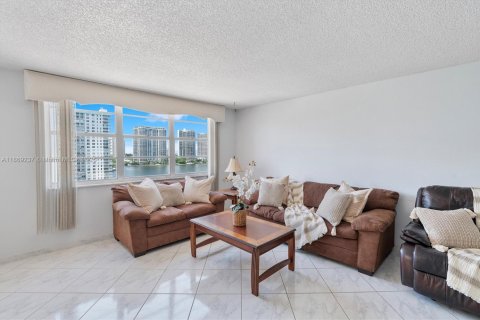Condominio en venta en Sunny Isles Beach, Florida, 2 dormitorios, 166.2 m2 № 1922222 - foto 10