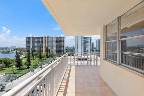 Condominio en venta en Sunny Isles Beach, Florida, 2 dormitorios, 166.2 m2 № 1922222 - foto 4