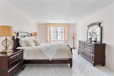 Condominio en venta en Sunny Isles Beach, Florida, 2 dormitorios, 166.2 m2 № 1922222 - foto 19