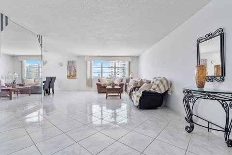Condominio en venta en Sunny Isles Beach, Florida, 2 dormitorios, 166.2 m2 № 1922222 - foto 7