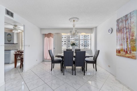 Condominio en venta en Sunny Isles Beach, Florida, 2 dormitorios, 166.2 m2 № 1922222 - foto 13