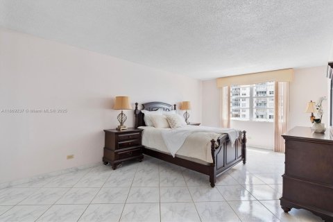 Condominio en venta en Sunny Isles Beach, Florida, 2 dormitorios, 166.2 m2 № 1922222 - foto 18
